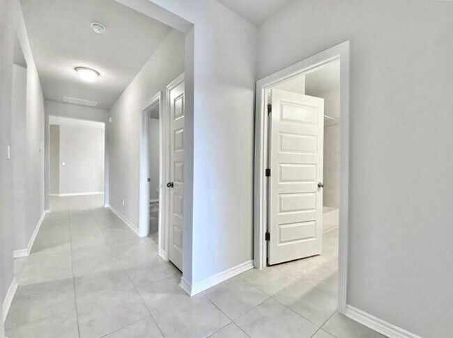 Building Photo - 816 Alta Wy
