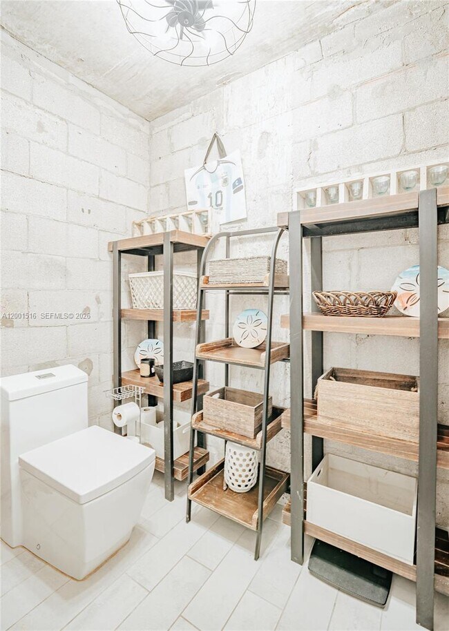 Building Photo - 1340 Lincoln Rd