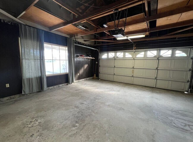 Building Photo - Rare 4 Bedroom pool home available in Cypress