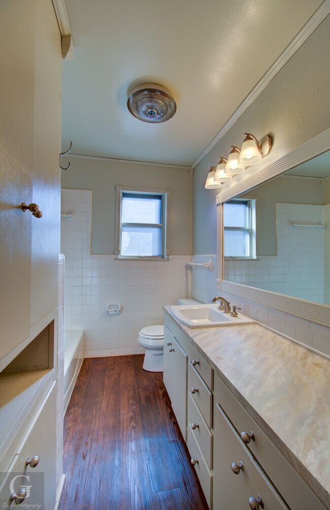 Building Photo - 4 bedroom 2.5 bathroom **$300 OFF 1ST MONTH