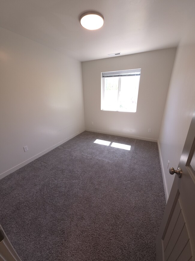 Building Photo - 117 E Ravenna Ln