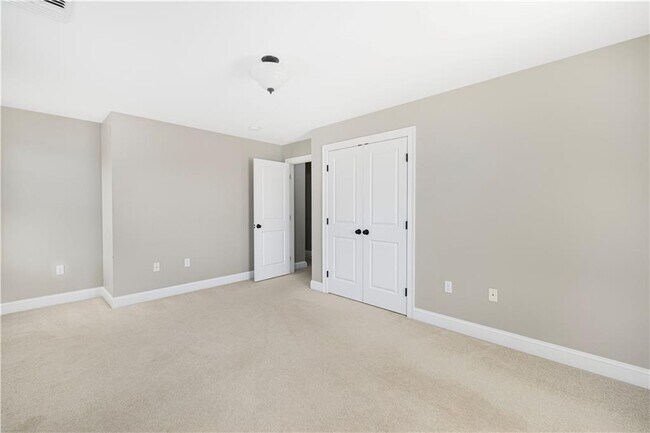 Building Photo - 18 Vanderbilt Ln