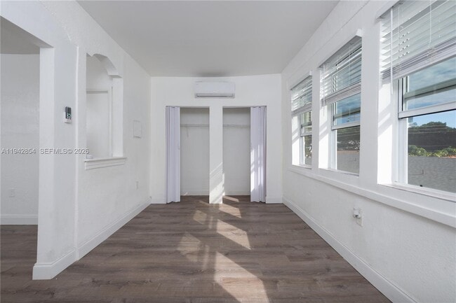 Building Photo - 501 SW 6th Ct