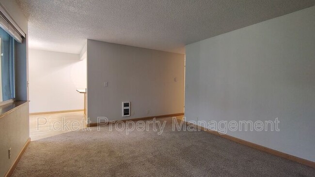 Building Photo - 20026 Vikings Crest NE