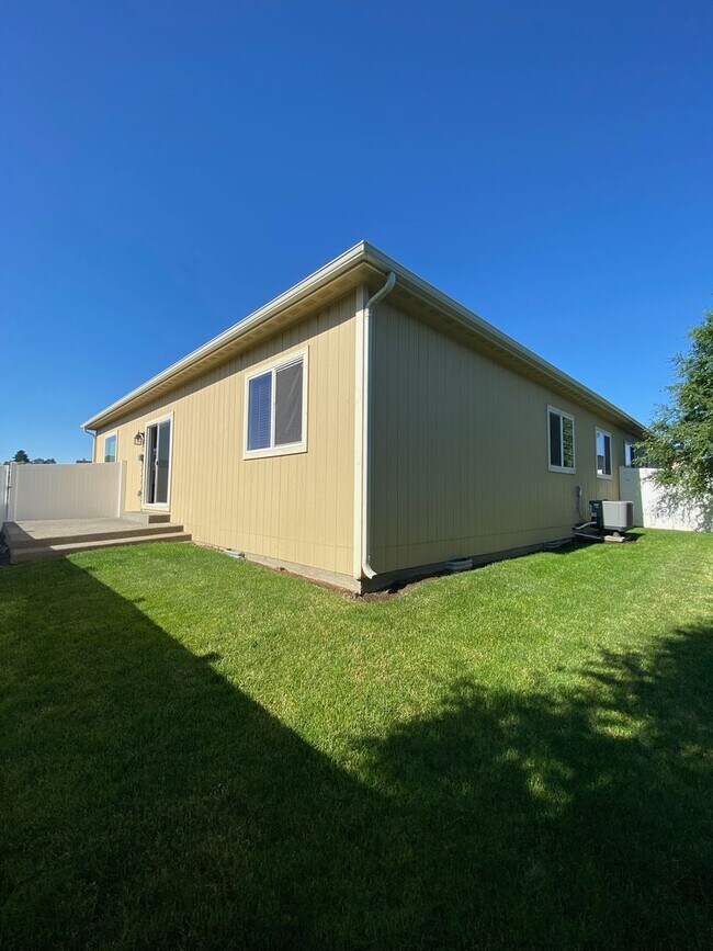 Building Photo - Spread Out in Style—Your 3 Bed Duplex Awaits