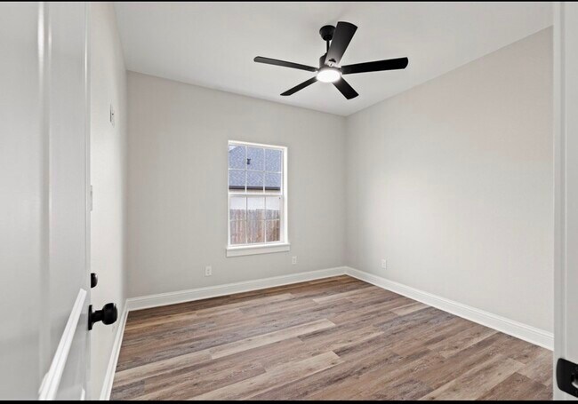 Building Photo - 524 Burk St