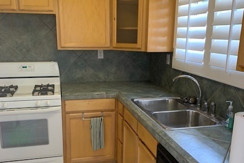 studio kitchen - 6727 N 13th Pl