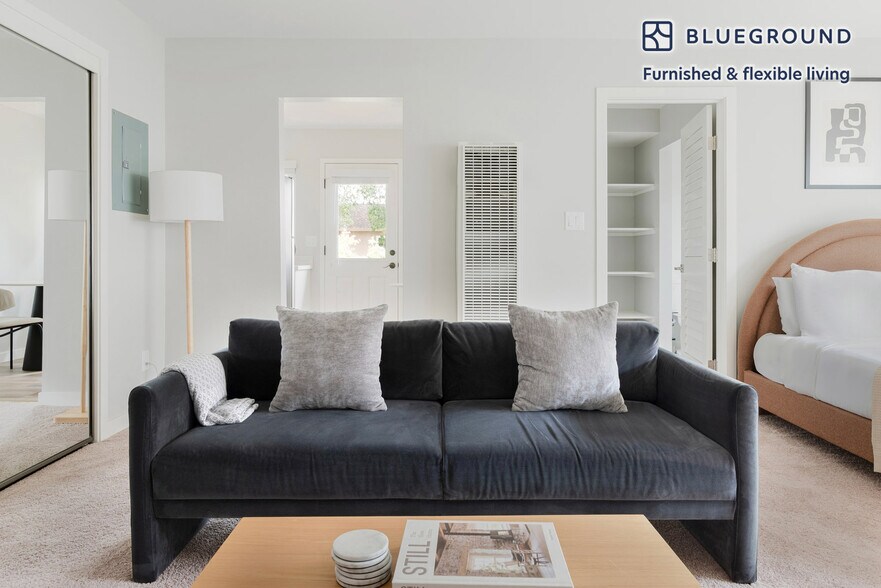 Building Photo - 838 Roble Ave