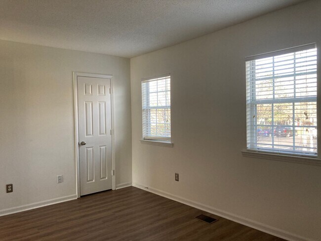 Building Photo - South Charlotte Townhome for Immediate Mov...