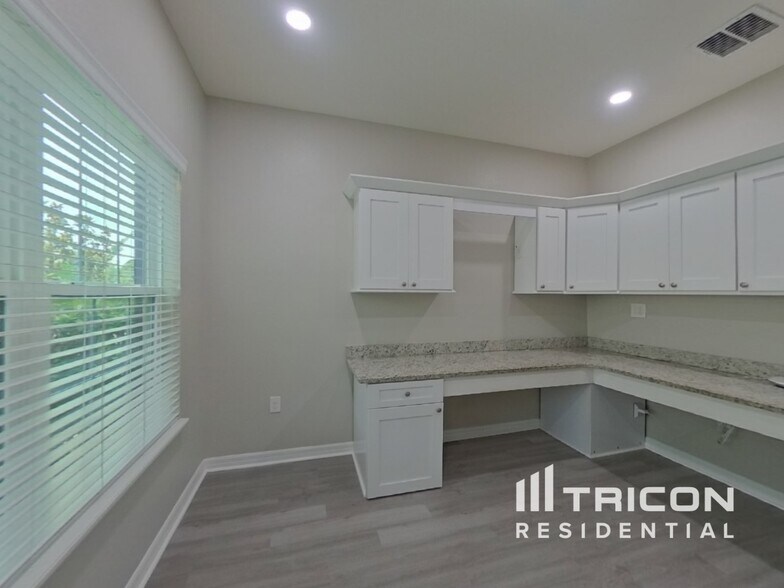 Building Photo - 5263 Villa Rosa Ave