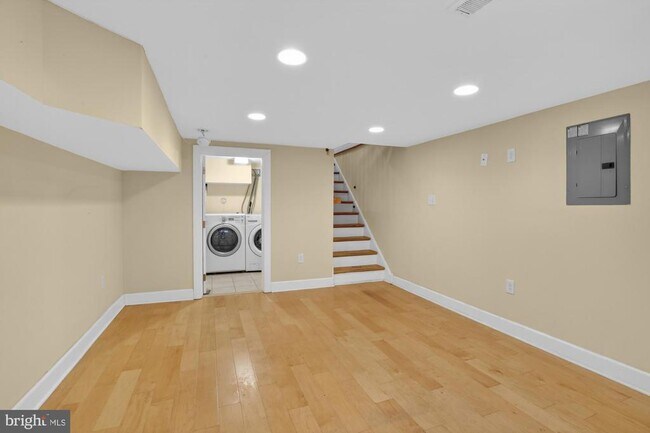 Building Photo - 1237 N Hollywood St