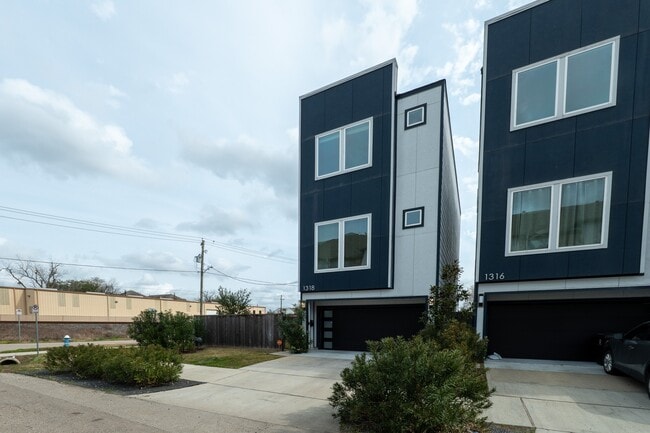 Building Photo - 1318 Reinerman St