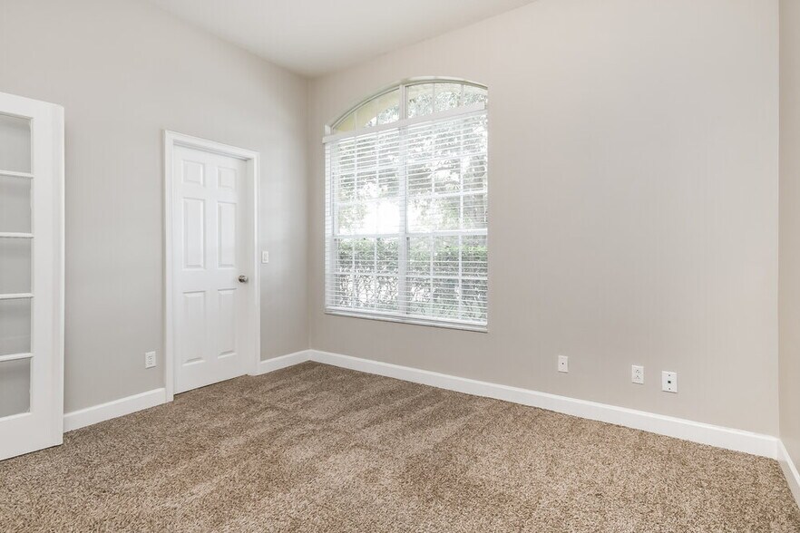 Building Photo - 726 Regina Cir