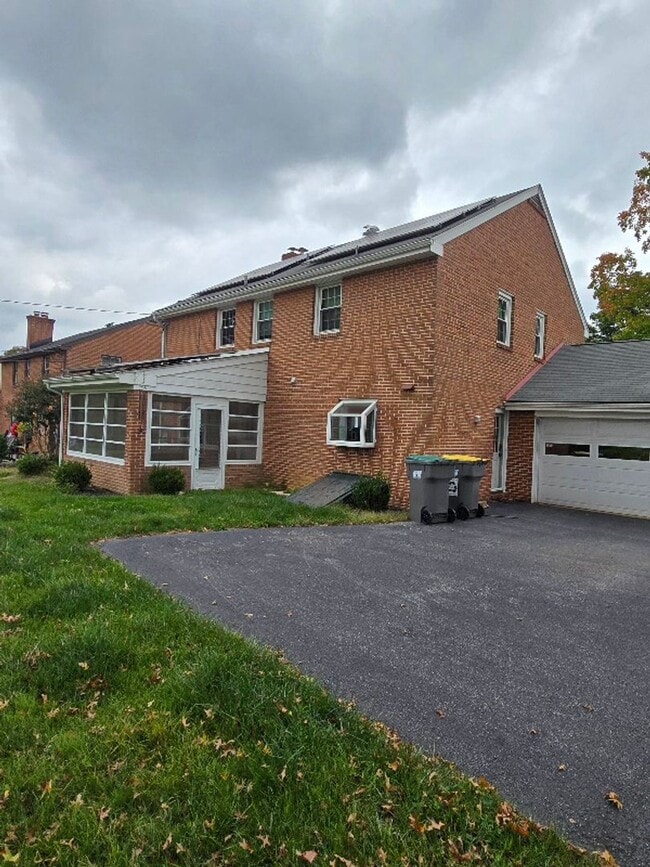 Building Photo - Lovely Colonial Home in Sharpley