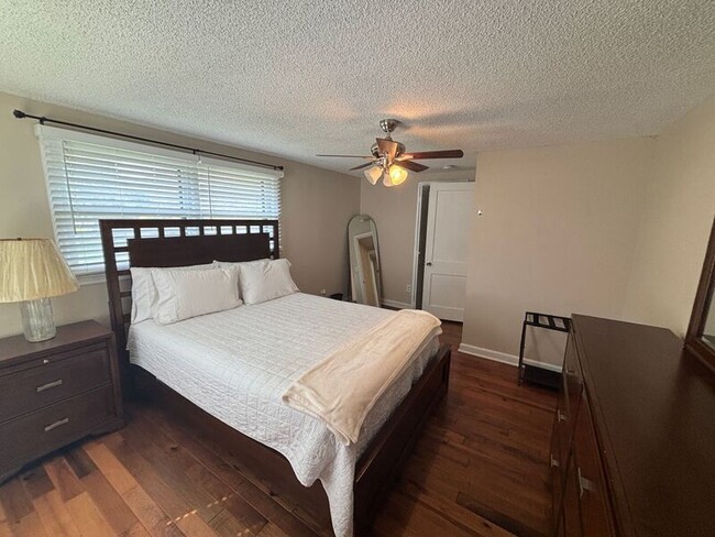 Building Photo - 720 Riverland Dr