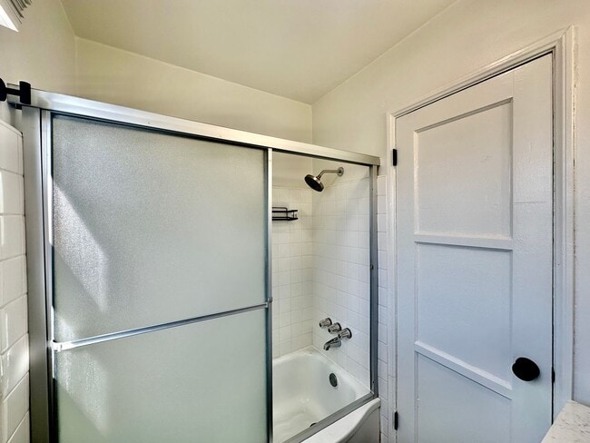 Building Photo - Updated 1B 1BA in Crown Point!