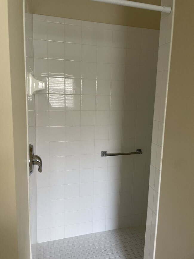 Building Photo - 3 Bedroom, 2 Bath Available Now in Beautif...