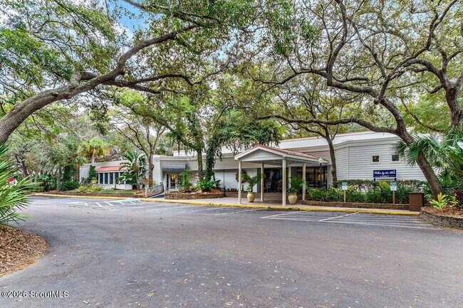 Building Photo - 1175 Beachview Dr N