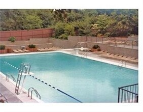 Building Photo - Brook House -A1115