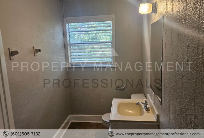 Building Photo - Enchanting 1940's Vintage Home Near Jackso...