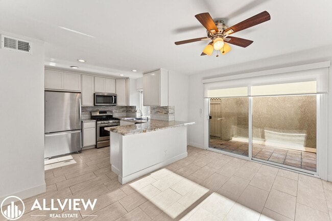 Building Photo - Gorgeous 3 Bed/2.5 Bath in Newport Beach Available Now!