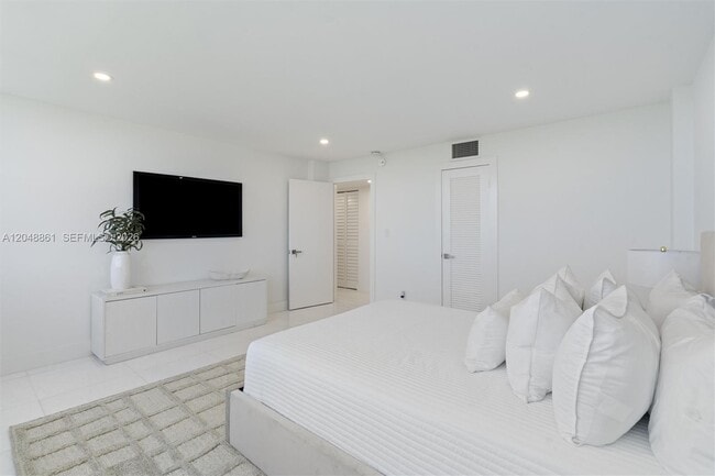 Building Photo - 1180 S Ocean Blvd