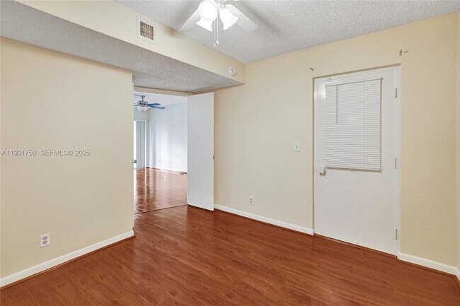 Building Photo - 9833 Westview Dr