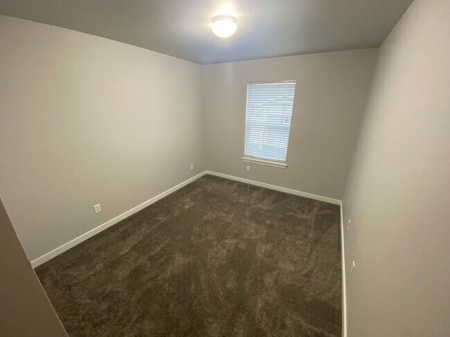 Building Photo - 2 Bedroom with a Den, 1-car oversized detached garage, DuPont Condo