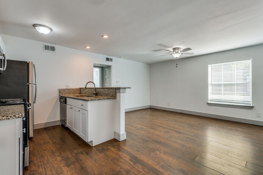 Building Photo - 4633 Fairmount St