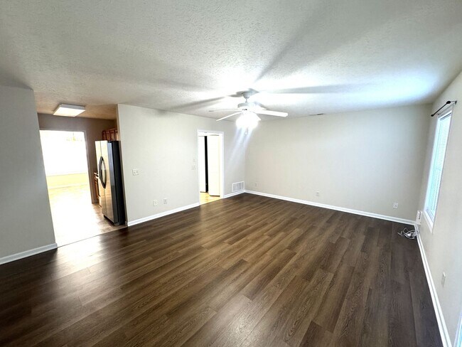 Building Photo - Spacious Townhouse in Bridgewater