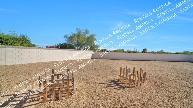 Building Photo - HUGE yard, Vail School District!