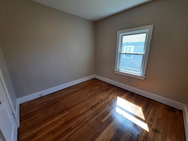 Building Photo - Pet Friendly Home with Fenced Back Yard and Hardwood Floors!