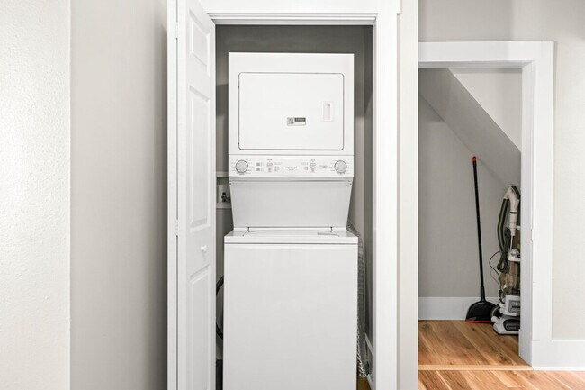 Building Photo - 639 Maple St