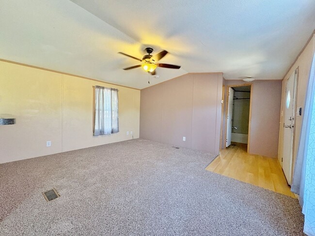 Building Photo - Very Cute 2/2 With Lake Access and Ammenities