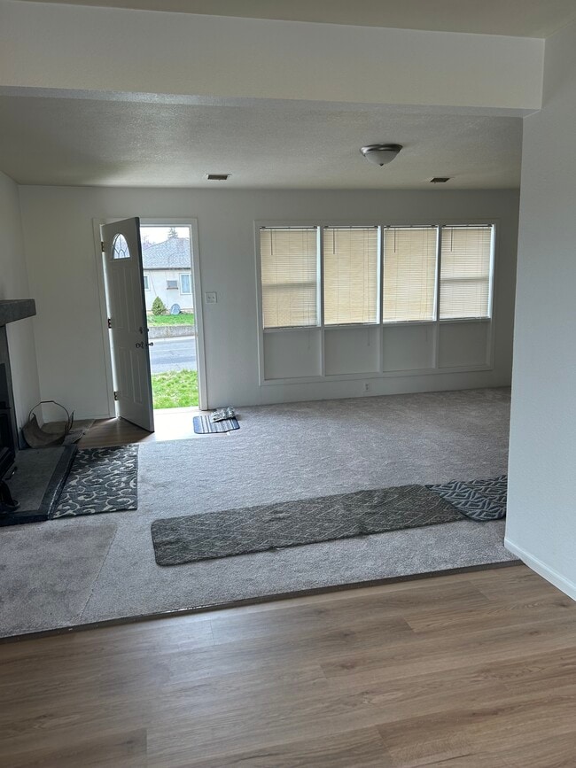 Building Photo - 918 Knapp St