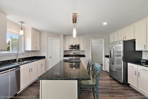 Building Photo - 61171 Saddlecreek Dr