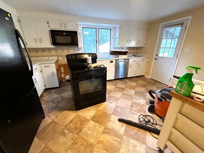 Building Photo - 12 Fieldstone Dr