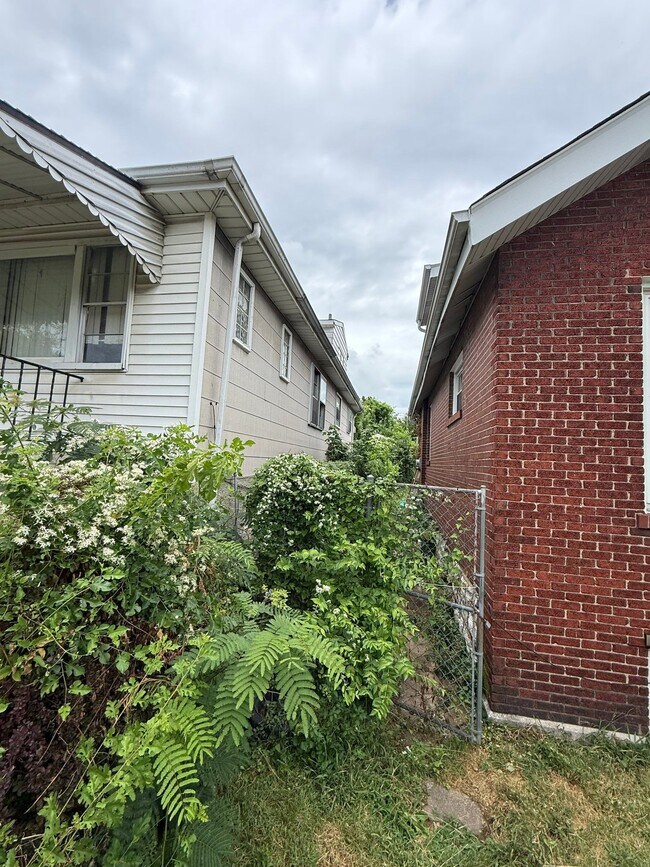 Building Photo - 912 Slosson St