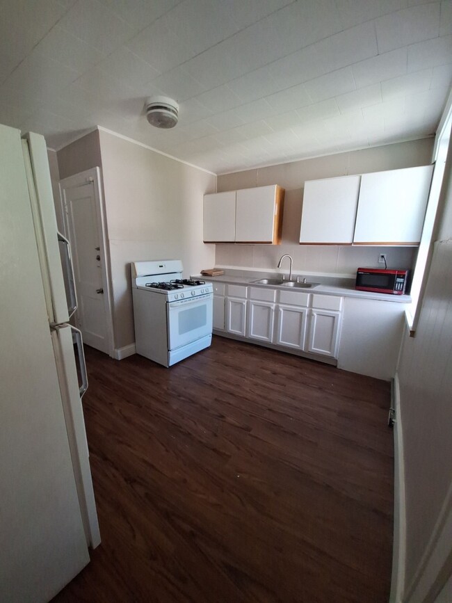 Building Photo - One Bedroom Unit Available for Immediate M...