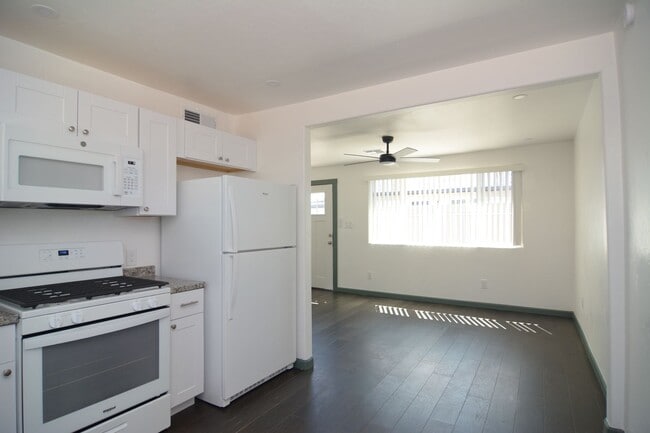 Building Photo - Remodeled 2 Bedroom 1 Bath Duplex! Great Central Tucson Location!