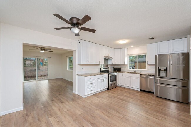Building Photo - Renovated 3 bedroom house in Niceville!