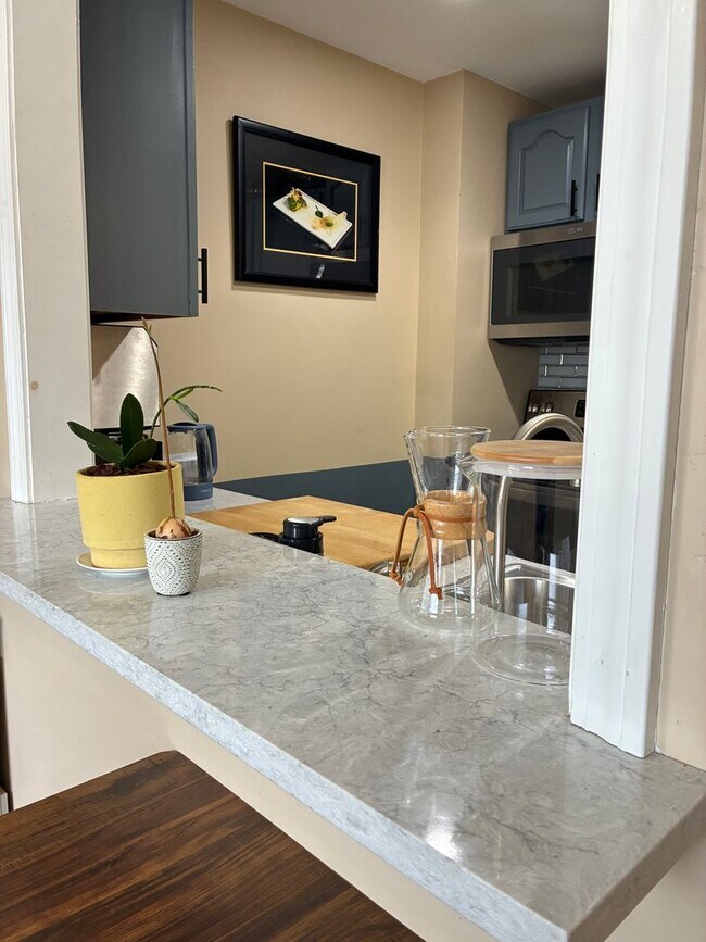 Building Photo - Wonderful 2 bedroom townhouse with heat included!