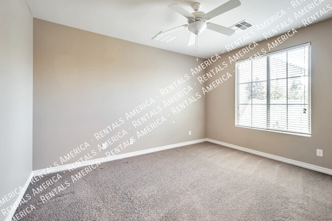 Building Photo - GORGEOUS 4/2.5 + DEN with Spa in Chandler!