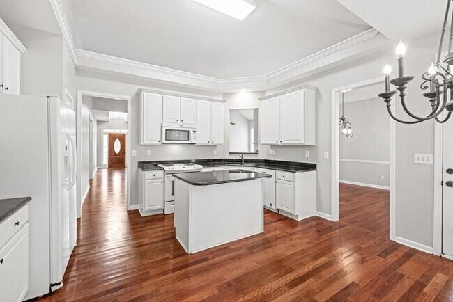 Building Photo - House 4 Beds 2 Baths