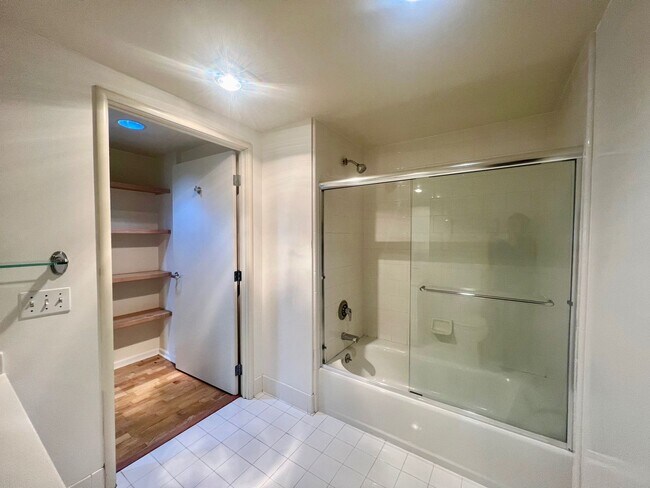 Building Photo - Excellent South Beach Location-1 Bed/1 Bath in Amenity Building with W/D & Garage Parking!