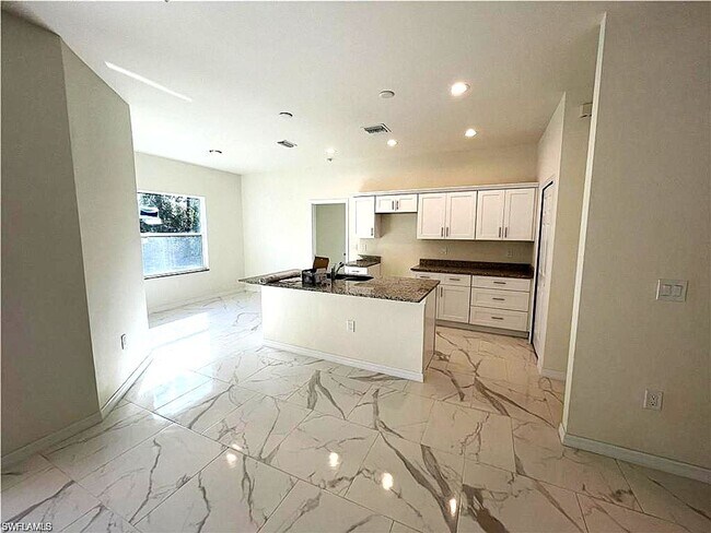 Building Photo - Large 4 bedroom, 3 bath, 2 car garage-MOVE IN READY!
