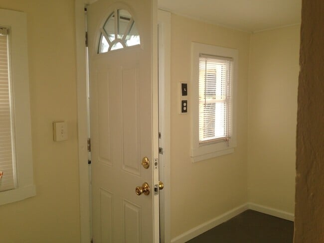 Building Photo - Great Home! Spacious and Updated! Wood Flooring! New Window! Eat-in-Kitchen! Yard!