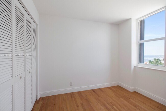 Building Photo - 2555 Collins Ave