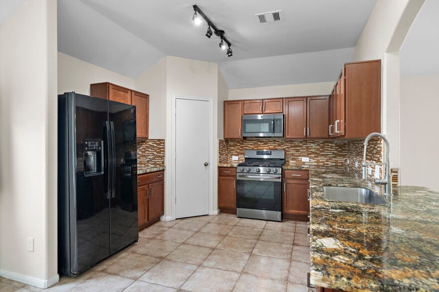 Building Photo - 114 Mustang Stampede Dr