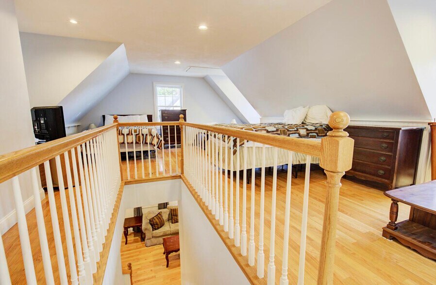 Upstairs loft - 18 Lake Shore Dr